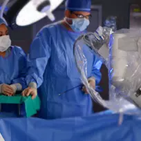 Surgeon operating with the da Vinci Robot